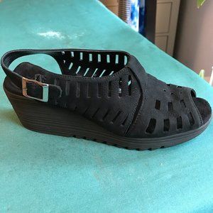 Aerosoles Bog Wild 8M Black Suede Leather Wedge Sandal Peep Toe Cut Out Comfort